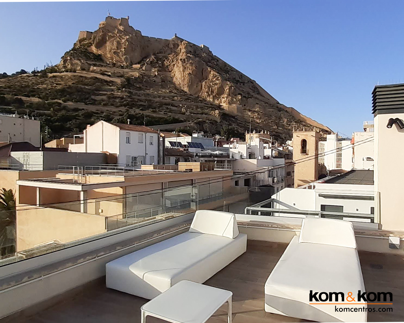 Highbar: Terraza Chill Out en la Azotea del hotel Odissey Room en el centro de Alicante. Proyecto Integral de Kom&Kom